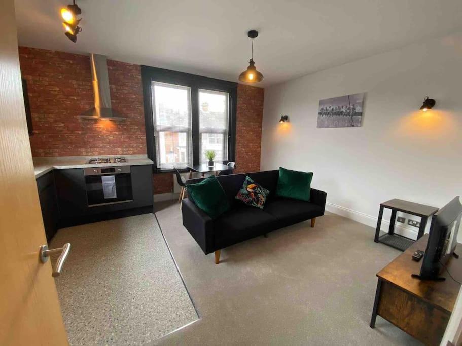 엠스워스 1 Bed Flat With Parking Near Town Centre 아파트 외부 사진