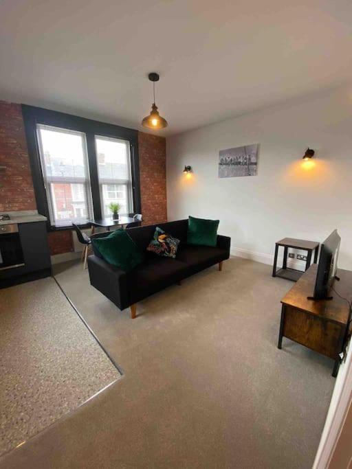엠스워스 1 Bed Flat With Parking Near Town Centre 아파트 외부 사진